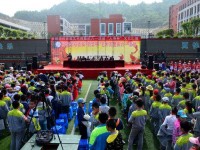我們向您承諾：我們將竭盡所能，絕不讓一個(gè)孩子因?yàn)樨毟F而失學(xué)