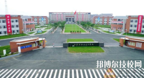 四川什邡職業(yè)中專學(xué)校4
