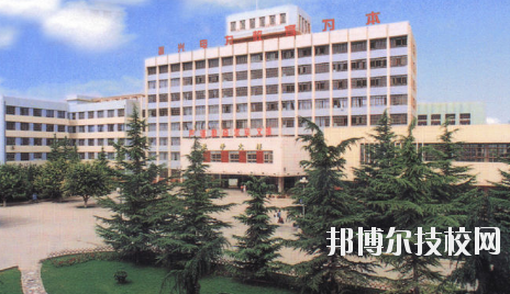 知道一所學(xué)校的名字，但是最基本的學(xué)校簡介是必須了解的，選學(xué)校不能初心，畢竟是關(guān)系到自己的將來。以下是小編整理的蘭州電力學(xué)校介紹。  蘭州電力學(xué)校層次：中專  蘭州電力學(xué)校性質(zhì)：公辦  蘭州電力學(xué)校地址：蘭州市安寧區(qū)萬新北路  蘭州電力學(xué)校介紹 蘭州電力學(xué)校坐落于蘭州安寧區(qū)，環(huán)境優(yōu)美，教學(xué)設(shè)施齊全。蘭州電力學(xué)校、甘肅電業(yè)職工中等專業(yè)學(xué)校、甘肅電力繼續(xù)教育中心三塊牌子，一套機(jī)構(gòu)，分署辦公，甘肅電力黨校掛靠在學(xué)校。  十幾年來，蘭州電力學(xué)校先后招收國家任務(wù)生、社會(huì)委培生、市場(chǎng)調(diào)節(jié)生等類學(xué)生，為社會(huì)和系統(tǒng)培養(yǎng)畢業(yè)生3104名，為甘肅電力系統(tǒng)和農(nóng)電系統(tǒng)培訓(xùn)學(xué)員近16000人。 經(jīng)過十幾年、尤其是90年代中后期的迅速發(fā)展，學(xué)校已經(jīng)成為甘肅省中專學(xué)校的佼佼者，建有一座中型實(shí)習(xí)工廠，有計(jì)算機(jī)多媒體教室、電子閱覽室等18個(gè)實(shí)驗(yàn)室和校園計(jì)算機(jī)網(wǎng)絡(luò)。學(xué)校曾經(jīng)和現(xiàn)設(shè)置的專業(yè)有發(fā)電廠及電力系統(tǒng)、電廠熱能動(dòng)力設(shè)備、電廠化學(xué)、建筑工程估價(jià)、用電管理、計(jì)算機(jī)應(yīng)用、財(cái)務(wù)會(huì)計(jì)、城鎮(zhèn)供用電、農(nóng)村供用電、制冷與空調(diào)安裝、電力營銷、電氣技術(shù)、電子電器、輸配電線路施工檢修與運(yùn)行、水利水電工程技術(shù)、文化藝術(shù)等近二十個(gè)專業(yè)。學(xué)制有大中專二年半、在職中專三年、普通中專四年和"3+2"五年學(xué)制。  以上就是小編為同學(xué)們整理的蘭州電力學(xué)校的簡單介紹。同學(xué)們經(jīng)過以上的閱讀后對(duì)蘭州電力學(xué)校感興趣的話可以持續(xù)關(guān)注邦博爾網(wǎng)站了解學(xué)校的其他信息。