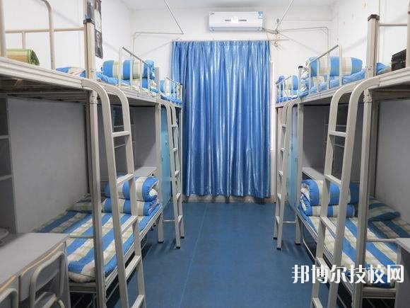 武漢新洲高級(jí)職業(yè)中學(xué)2020年宿舍條件 