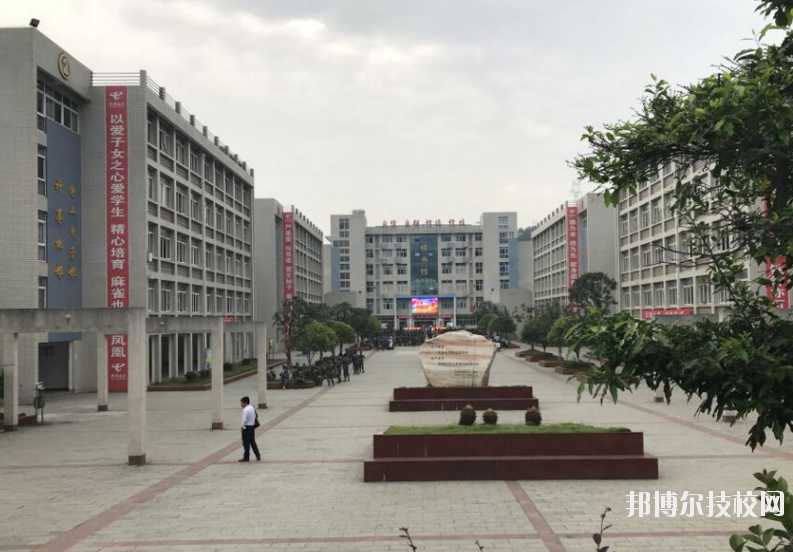 湖北十堰職業(yè)技術(shù)集團(tuán)學(xué)校3