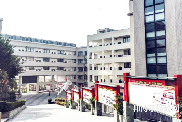 重慶輕工業(yè)學(xué)校2022年招生辦聯(lián)系電話