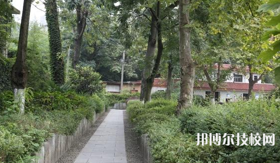 貴陽經(jīng)濟(jì)貿(mào)易中等專業(yè)學(xué)校2021年學(xué)費(fèi)、收費(fèi)多少