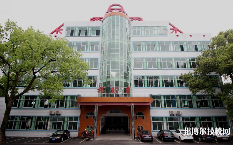重慶工商學(xué)校2022年招生辦聯(lián)系電話