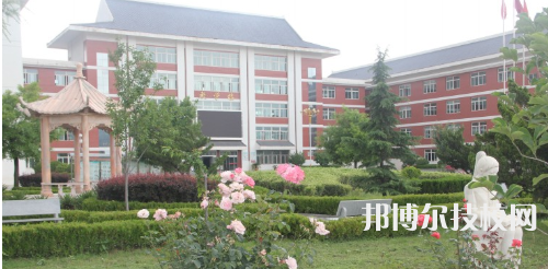平?jīng)隼砉ぶ械葘?zhuān)業(yè)學(xué)校地址在哪里