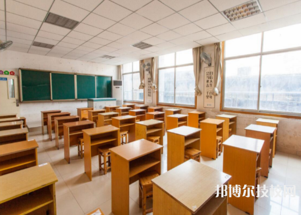重慶建筑高級技工學(xué)校2022年招生辦聯(lián)系電話