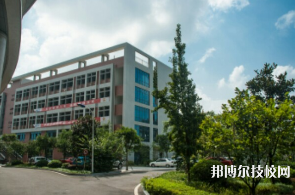 重慶龍門浩職業(yè)中學(xué)校2022年招生辦聯(lián)系電話