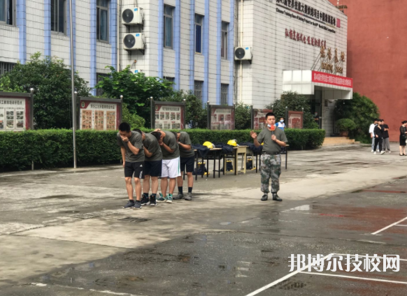 重慶商務高級技工學校2022年招生辦聯(lián)系電話