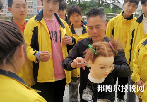 遵義重美職業(yè)技術(shù)學(xué)校2021年招生辦聯(lián)系電話