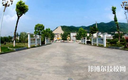 銅仁工業(yè)學(xué)校2021年招生辦聯(lián)系電話