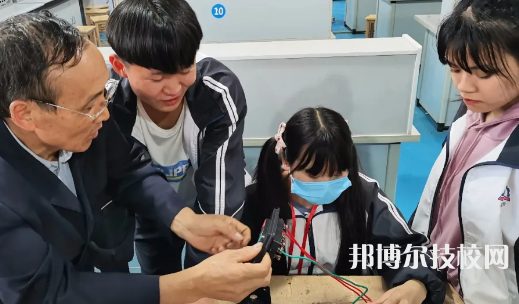 龍里中等職業(yè)學(xué)校2021年招生辦聯(lián)系電話