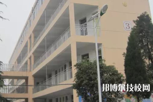 普定職業(yè)技術(shù)學(xué)校2021年招生辦聯(lián)系電話