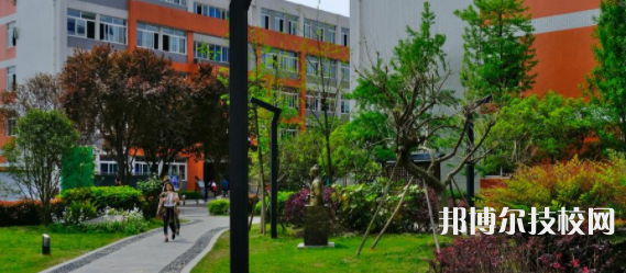 成都鐵路衛(wèi)生學(xué)校2021年招生辦聯(lián)系電話