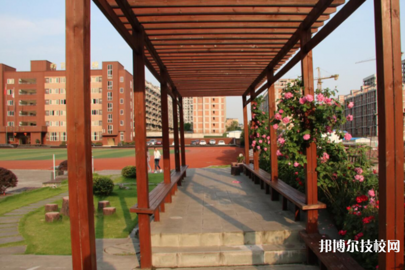 重慶工業(yè)管理職業(yè)學(xué)校怎么樣、好不好
