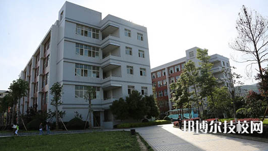 重慶市經(jīng)貿(mào)中等專業(yè)學(xué)校2022年招生辦聯(lián)系電話
