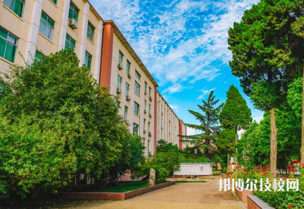 陜西石油化工學(xué)校2023年招生辦聯(lián)系電話;