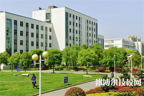 臨滄衛(wèi)生學(xué)校2022年招生辦聯(lián)系電話