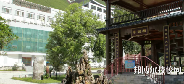 四川甘孜衛(wèi)生學(xué)校地址在哪里