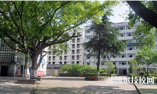 重慶紅春藤技工學(xué)校2022年招生辦聯(lián)系電話