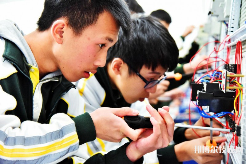 合山職業(yè)技術(shù)學(xué)校2023年招生辦聯(lián)系電話