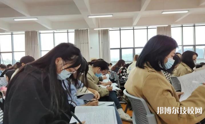 吉首市民族幼兒師范學(xué)校2023年報(bào)名條件、招生要求、招生對(duì)象