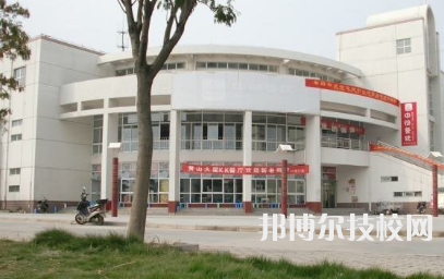 內(nèi)江鐵路機械學(xué)校是不是中專