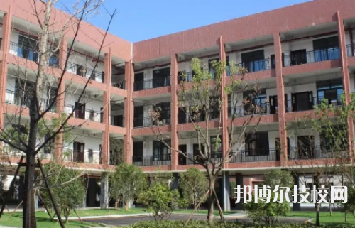 成都華大醫(yī)藥衛(wèi)生學校是不是中專